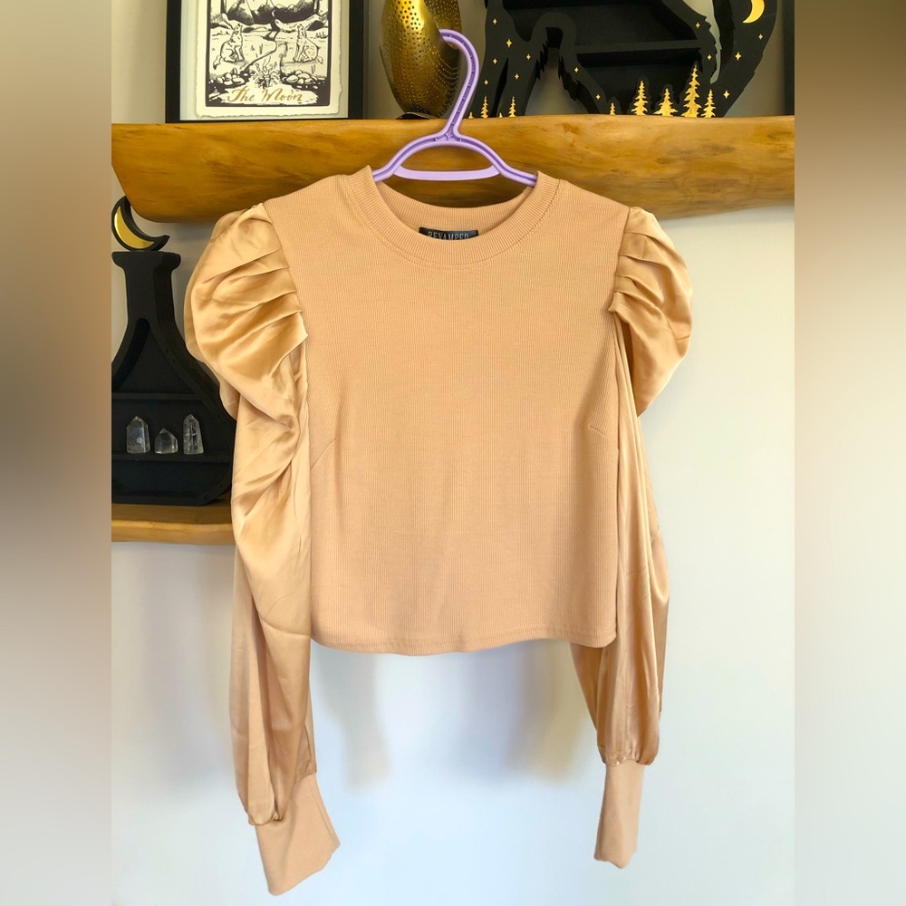 Cute top with silk feel puff sleeves